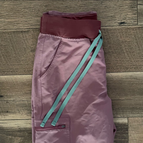 Figs Scrubs Yola Skinny Scrub Pants *LIMITED EDITION COLOR* Mineral Mauve - Picture 3 of 5